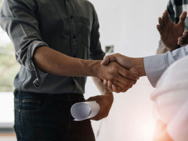 Hand in hand between project contractors and customers due to negotiation of expenses and investments, construction and repair of residential buildings.